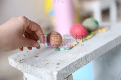 彩色糖果和鸡蛋