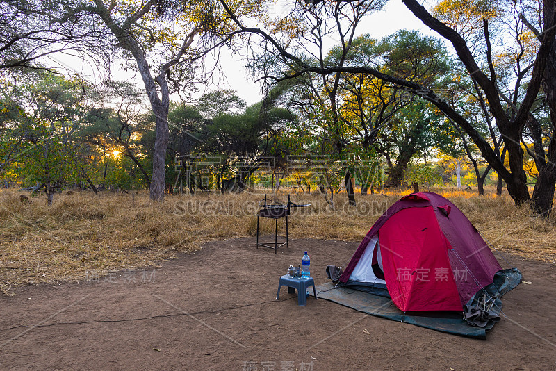 日出时带帐篷、椅子和露营装备露营。在南非国家公园探险旅行。户外活动。