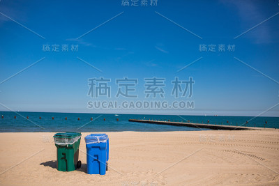 海滩上的回收箱