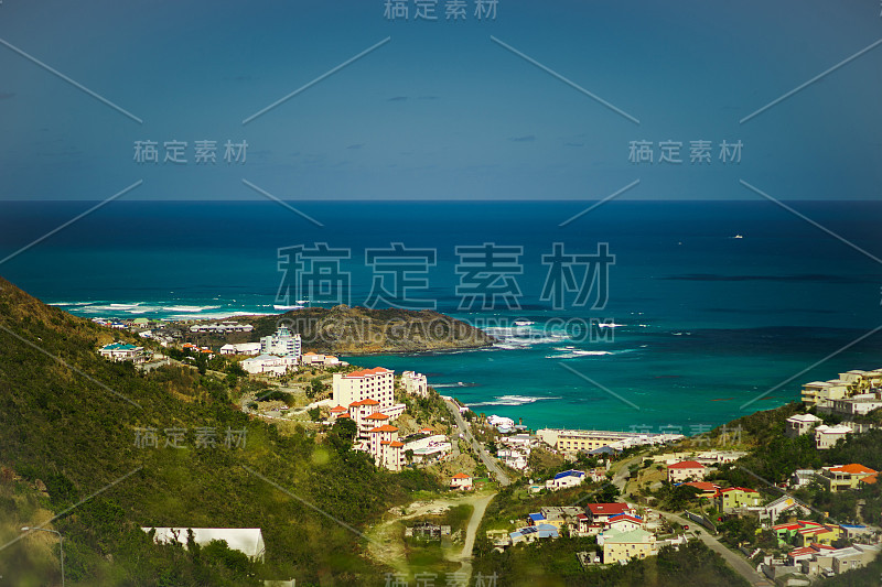 从空中俯瞰靠近绿色和海山的村庄