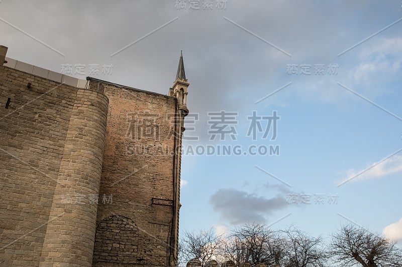 阿塞拜疆巴库老城的空旷街道。古老的城市巴库。市中心的建筑。