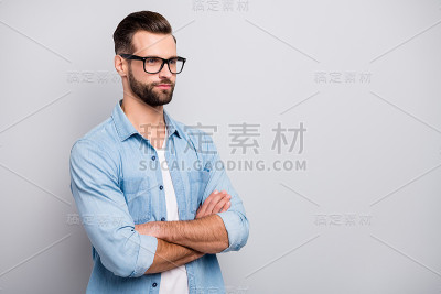 照片正面的商业家伙年轻的老板老板双手交叉自信的人听同事伙伴穿着眼镜休闲牛仔装孤立的灰色背景