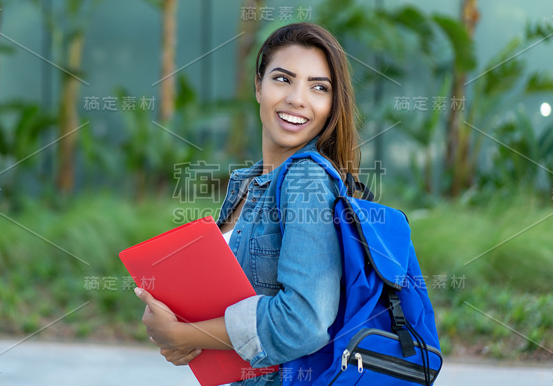 在城里笑着的拉丁美洲女学生