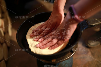 女人做饭Khachapuri