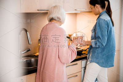 奶奶和成年的孙女在家做饭