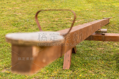 木制步履蹒跚踉跄