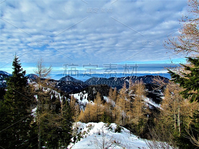 白雪覆盖的阿尔卑斯山峰的风景