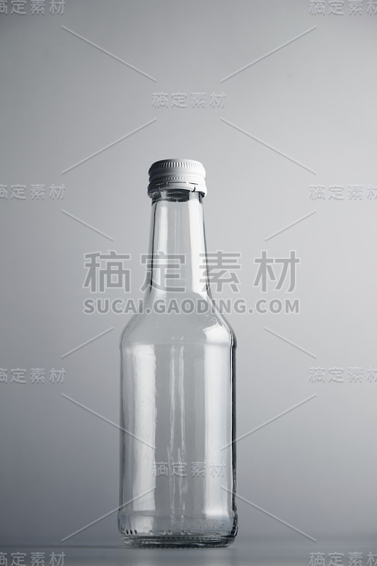 空玻璃鸡尾酒瓶与白盖模型