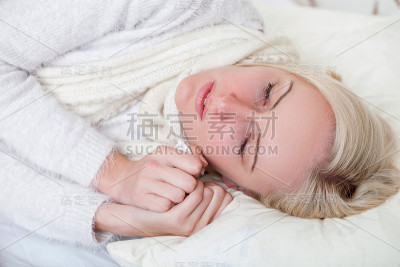 一位可爱的年轻女子患了流行性感冒