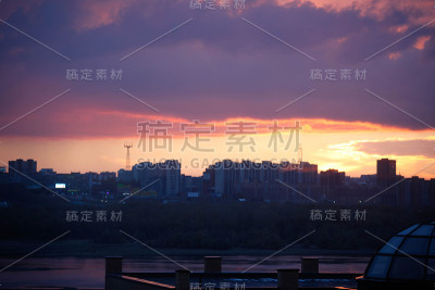 美丽的日落在剪影城市天际线