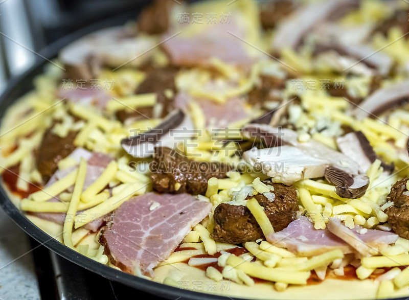 用鸡肉块，培根，蘑菇和芝士浇头制作整个美味披萨