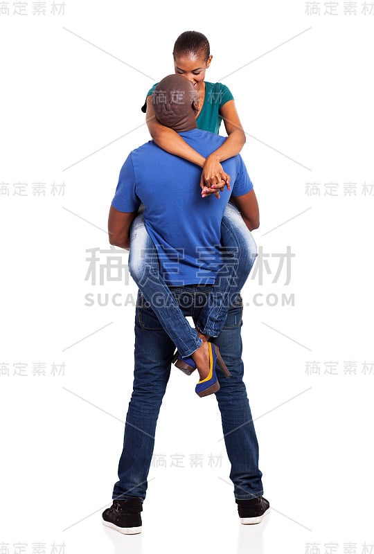 慈爱的非洲丈夫抱起妻子