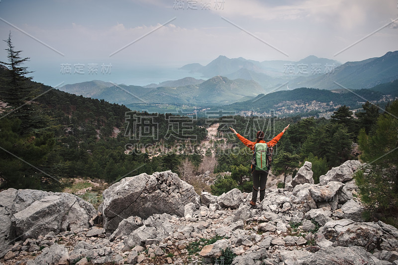 快乐的女性旅行者在土耳其的山区有她的时刻