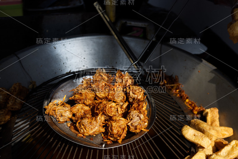 炸芋头饼素食(朱娇全)和炸豆腐，泰国街头小吃