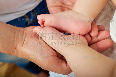 婴儿的脚在妈妈的手里
