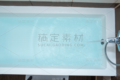 浴缸里的蓝色水。浴室。前视图。
