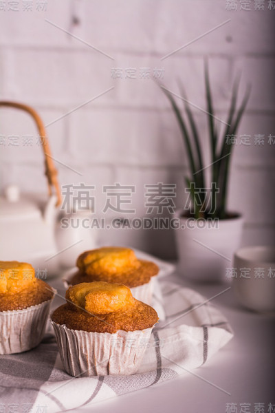 三份松饼和咖啡