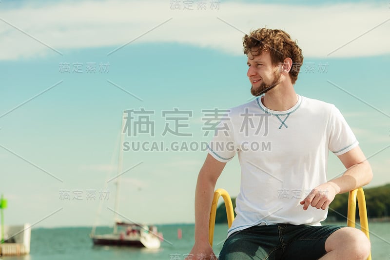 快乐时尚男人，轻松享受夏日户外