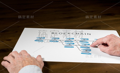 高级技师指着区块链插图