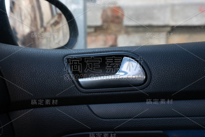 近距离照片内一辆车，门把手孤立。