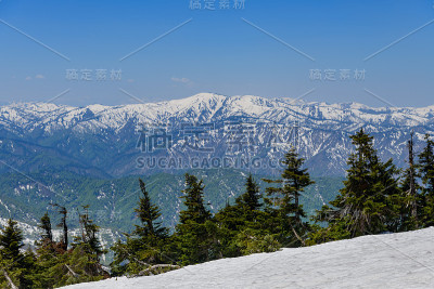 春天，从爱祖玛阁山上看平竹山