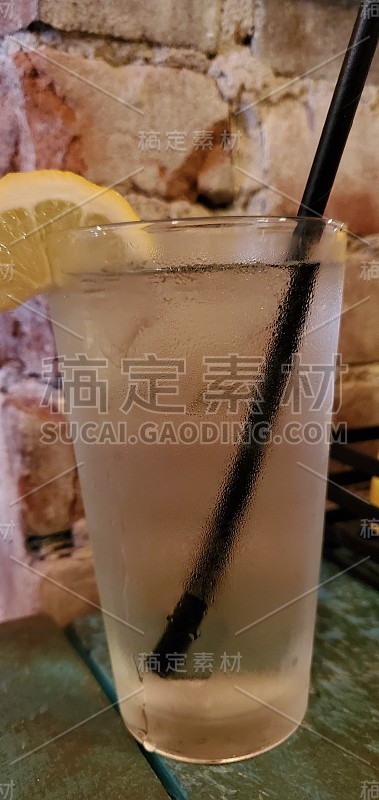 一杯柠檬水