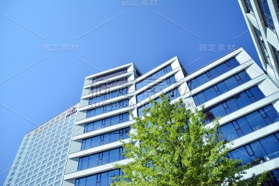 商务中心的新办公楼。钢和玻璃制成的墙壁和蓝天。