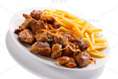 烤肉串——白色背景上的烤肉、薯条和蔬菜