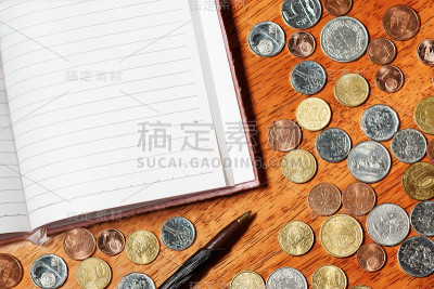 一张白纸，上面有铅笔和硬币