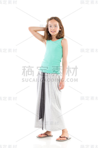 穿着灰色长裙的快乐女孩
