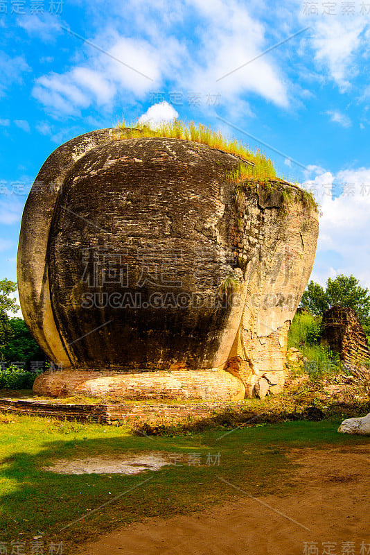 Mingun pahtodawyi遗址，是一个不完整的纪念塔，由国王博达帕亚在1790年开始