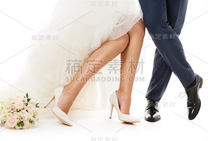 采购产品婚礼夫妇腿，新娘和新郎鞋和花在白色，新娘时尚美丽