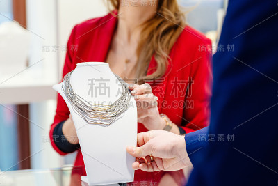 一个男人在珠宝店买情人节礼物。