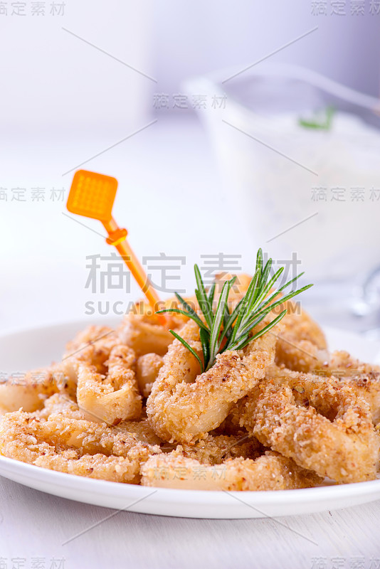 油炸鱿鱼圈与柠檬，香草和香料