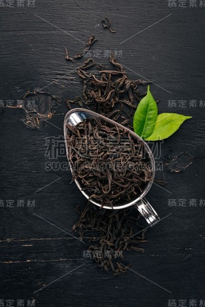 干燥的红茶。在木制的背景上。前视图。副本的空间。
