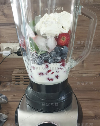 厨房里有个水果搅拌机