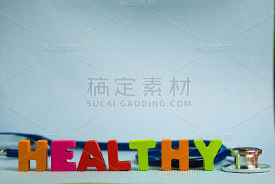 文字健康字母配听诊器，健康保健理念。