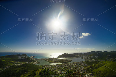 从塔顶俯瞰港口和海滩