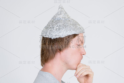 近景侧面的青年男子与锡纸帽思维作为阴谋论的概念