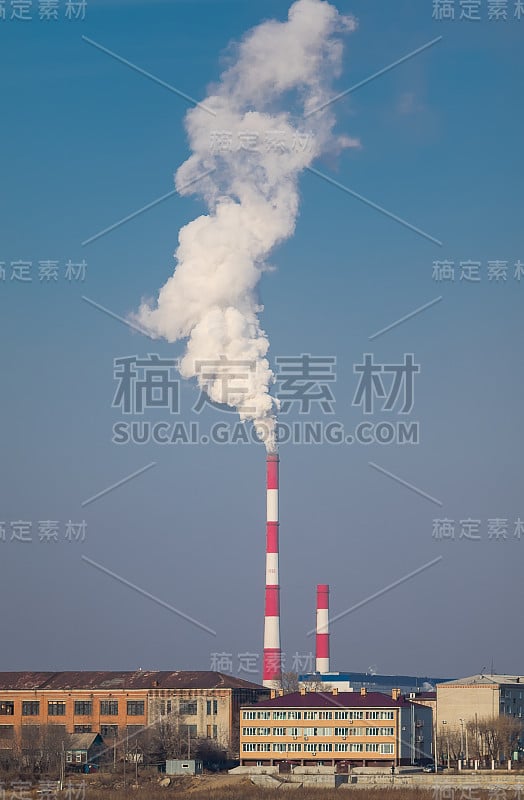 火电厂管道烟气污染严重。Pollut