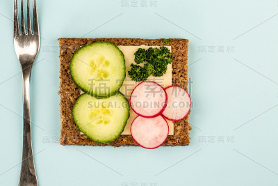 素食面三明治黑麦面包，黄瓜，萝卜和奶酪