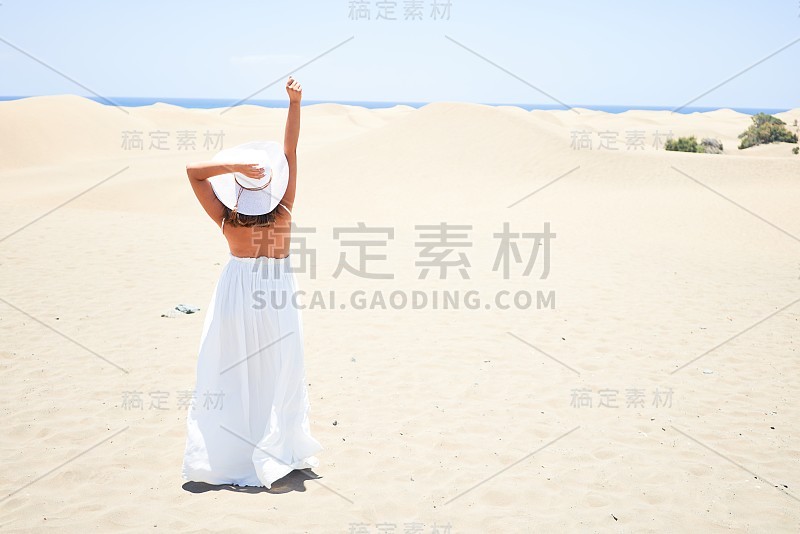 年轻美丽的女人微笑愉快地享受夏天在马斯帕洛马斯沙丘海滩