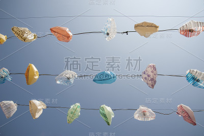 使用的塑料袋有灯罩来遮挡风雨