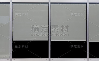 建筑墙体的窗户玻璃框架和塑料百叶窗