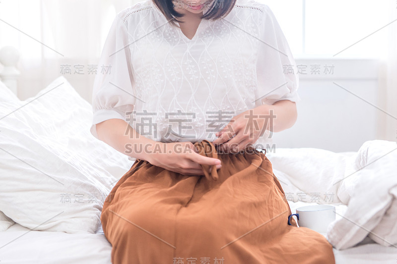 肖像美丽的亚洲年轻女子睡在床上枕着舒适和快乐的休闲，女孩以放松为健康和生活方式的理念。