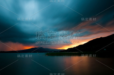 湖上的日落