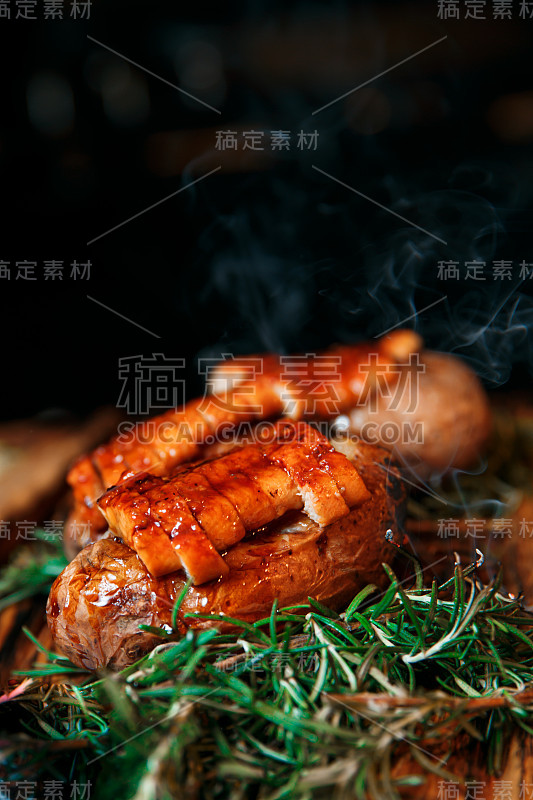 美味的烤土豆配肉和香草