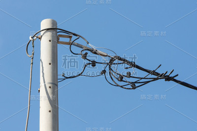 电线挂在蓝天上