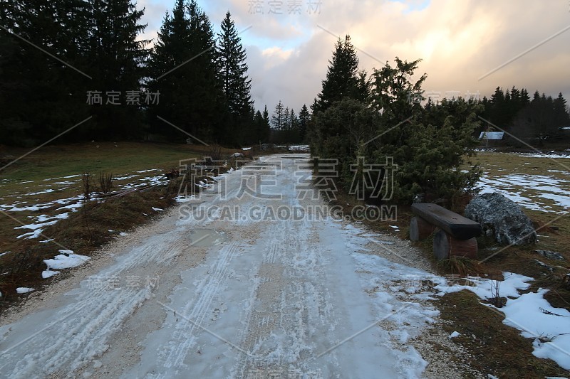 法国格勒诺布尔附近维科尔山的第一场雪