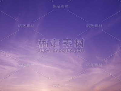 天空有戏剧性的多云日落和太阳